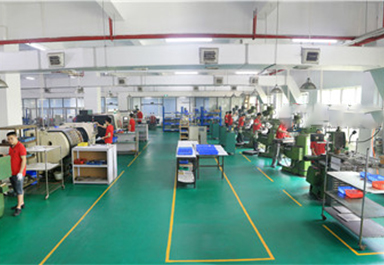 6臺銑床，3臺自動攻牙機,1臺噴砂機 